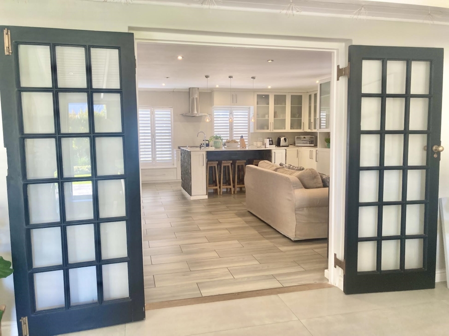 To Let 4 Bedroom Property for Rent in Constantia Western Cape